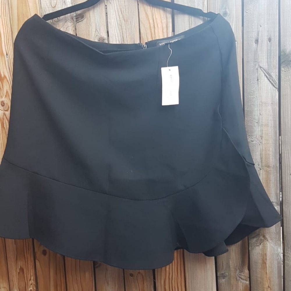 NWT Banana Republic skirt with ruffle and pockets